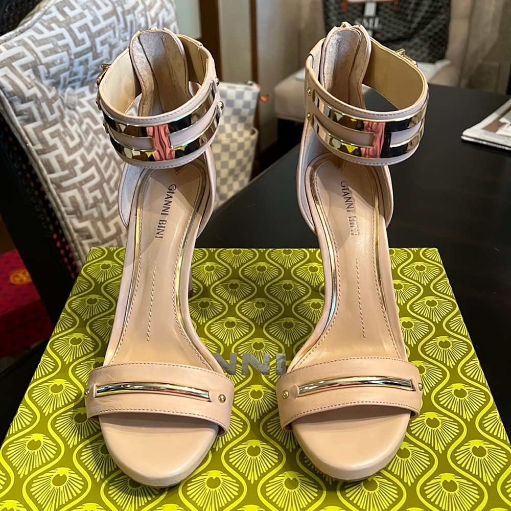 Gianni Bini Nude Heels